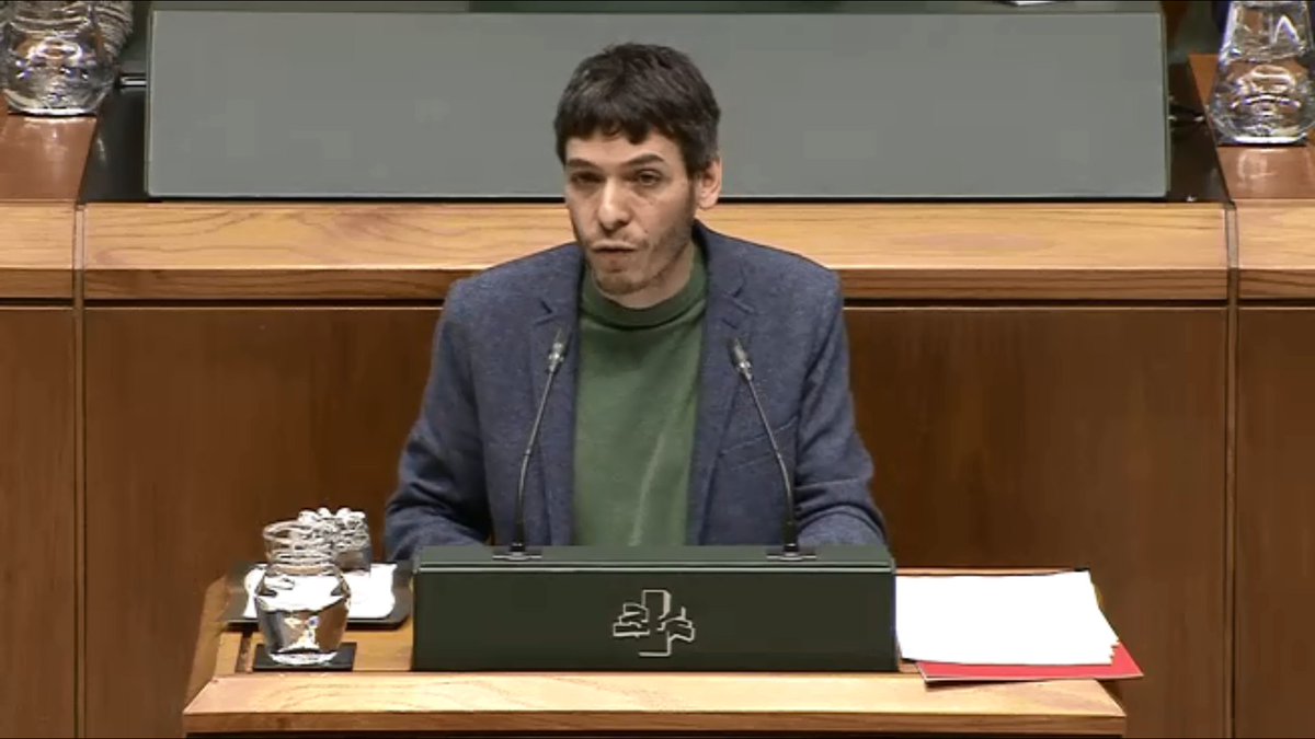Jon Hernández, Secretario del PCE-EPK crítica en el Parlamento Vasco los intereses económicos privados que están empobreciendo las pensiones.