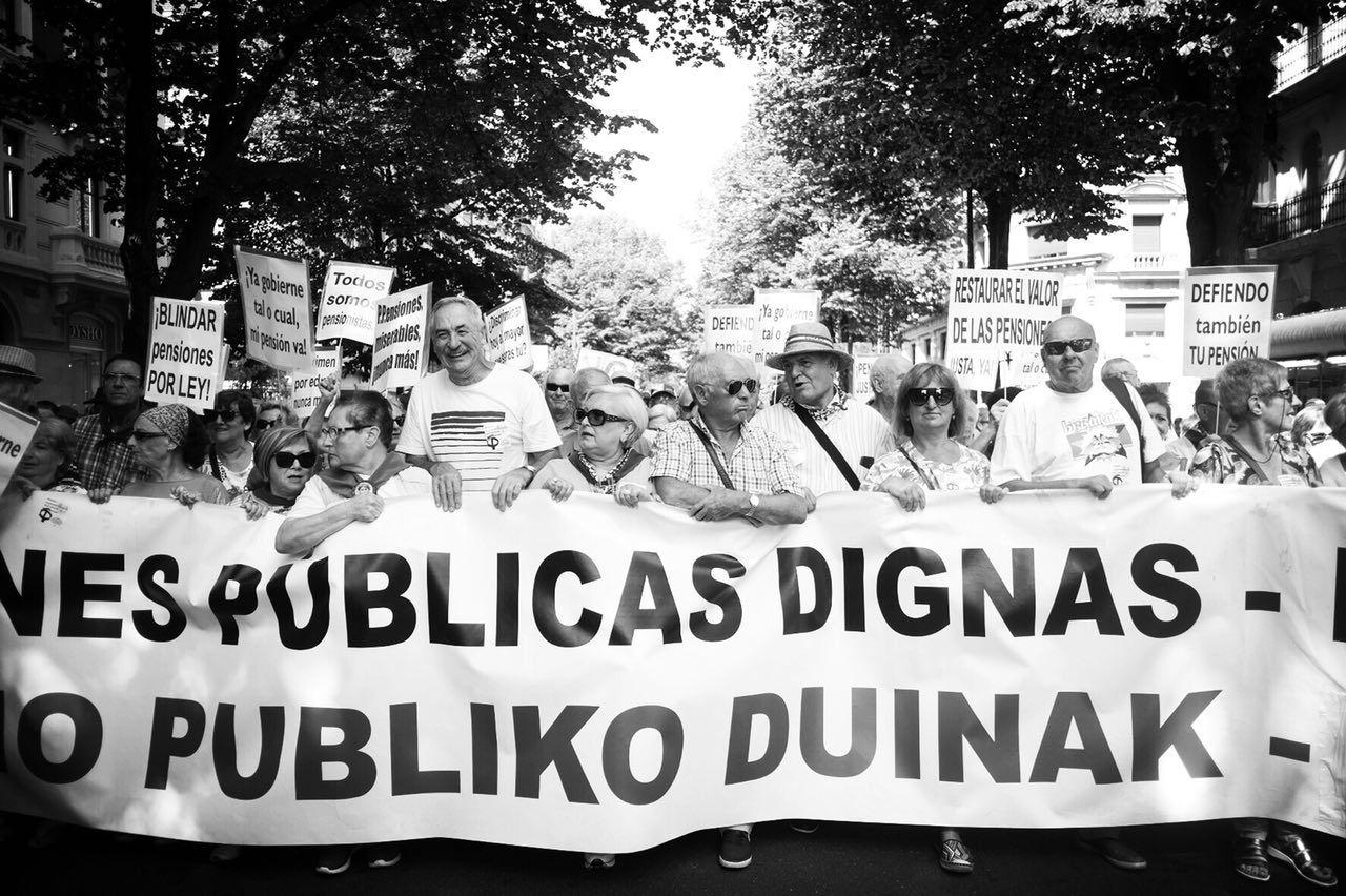 Pensionistas y jóvenes inundan las calles de Bilbao en defensa de unas pensiones públicas dignas.