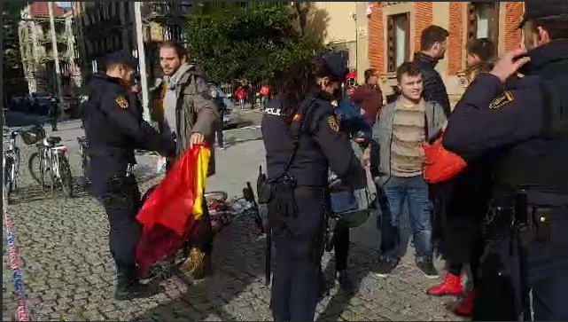 La organización juvenil del PCE-EPK, Gazte Komunistak denuncia la actuación policial ante la visita del Rey a Iruñea.
