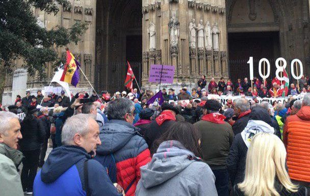 El movimiento por las pensiones públicas dignas se moviliza en Gasteiz y traslada sus reivindicaciones a los grupos políticos vascos.