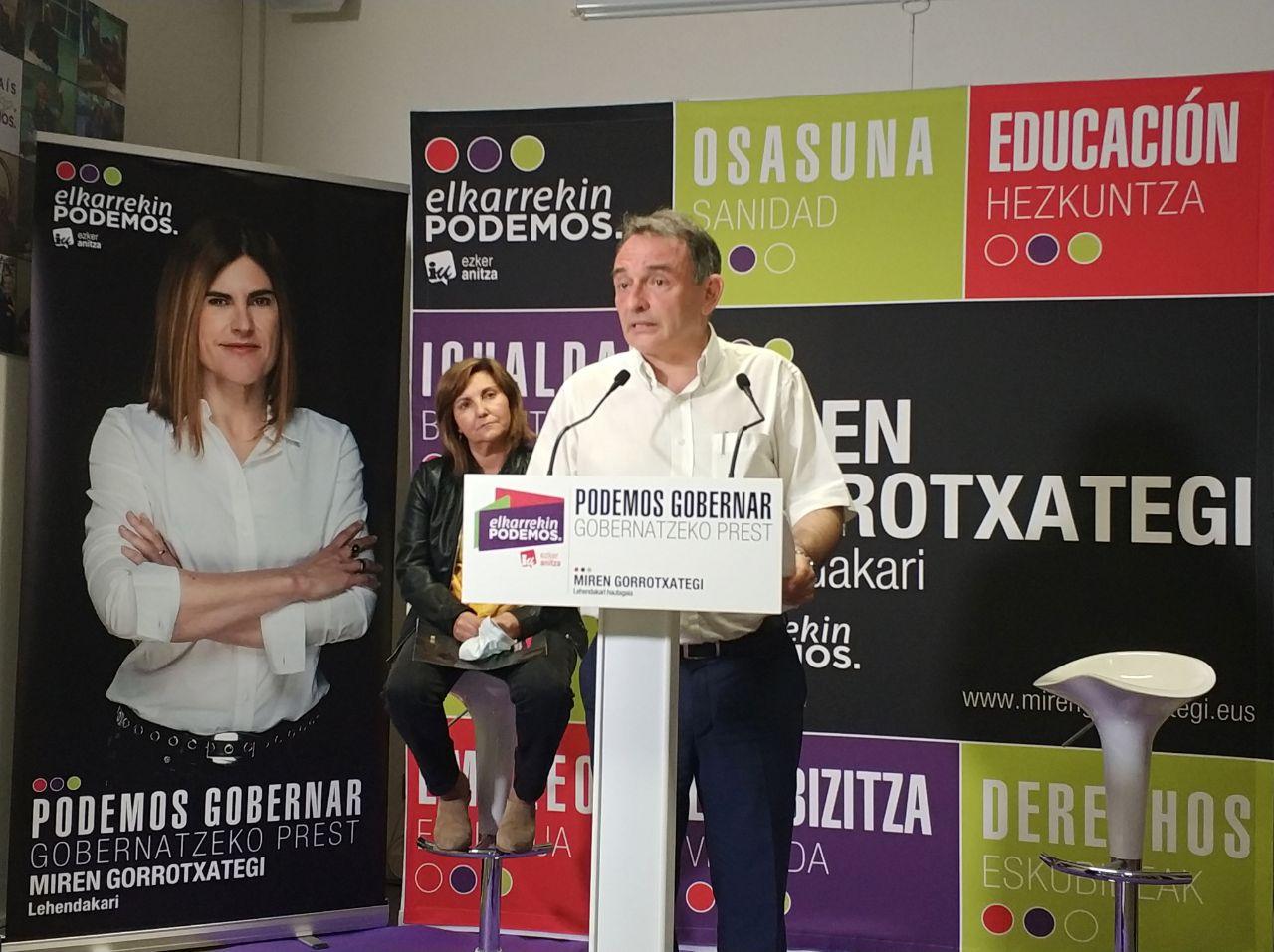 El Secretario General del PCE, Enrique Santiago apoyó ayer en Gasteiz la candidatura de Elkarrekin Podemos-IU.