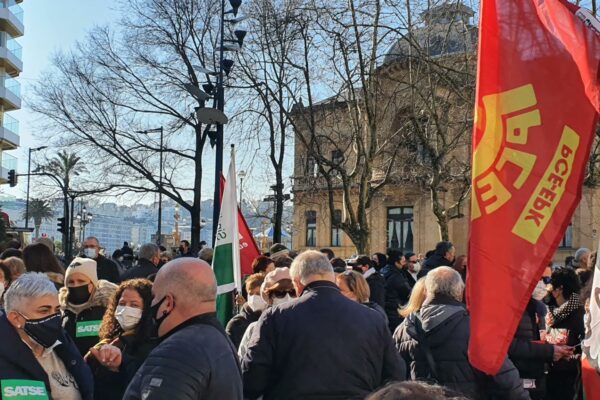 Miles de personas han llenado las calles convocadas por los sindicatos para denunciar el desmantelamiento progresivo de la sanidad pública en Euskadi.