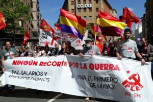 El PCE-EPK ha participado en las movilizaciones del 1 de Mayo bajo el lema “Paz, salarios y empleos dignos” plasmado en las pancartas que abrían los cortejos “rojos”.