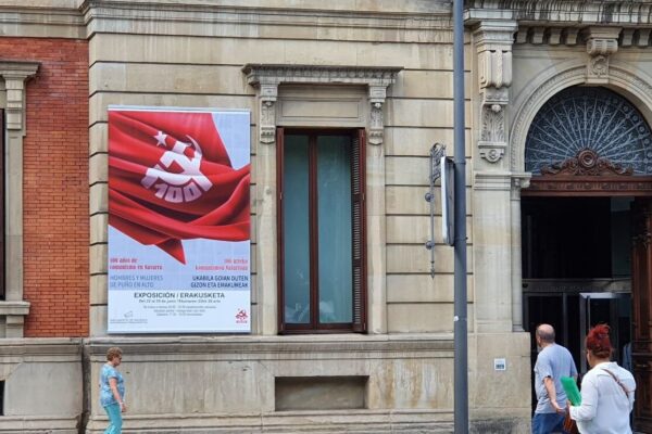 El Parlamento de Navarra acoge la exposición «Hombres y mujeres de puño en alto. 100 años de comunismo en Navarra».