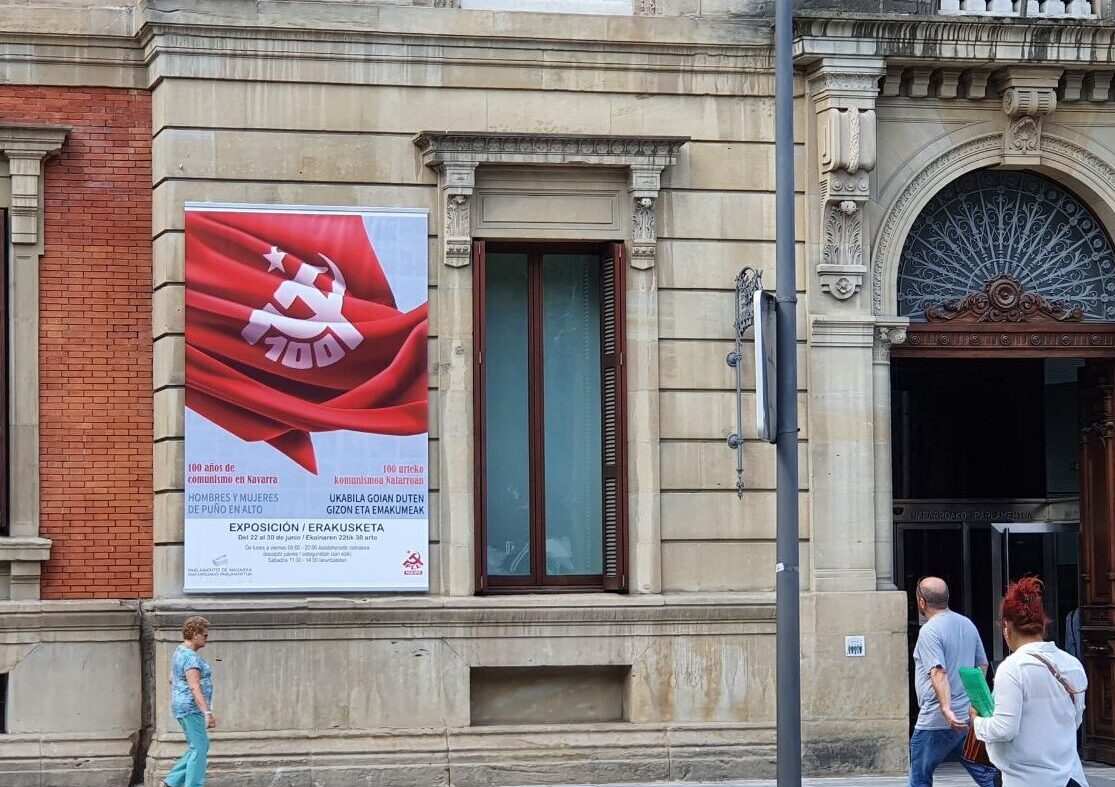 El Parlamento de Navarra acoge la exposición «Hombres y mujeres de puño en alto. 100 años de comunismo en Navarra».
