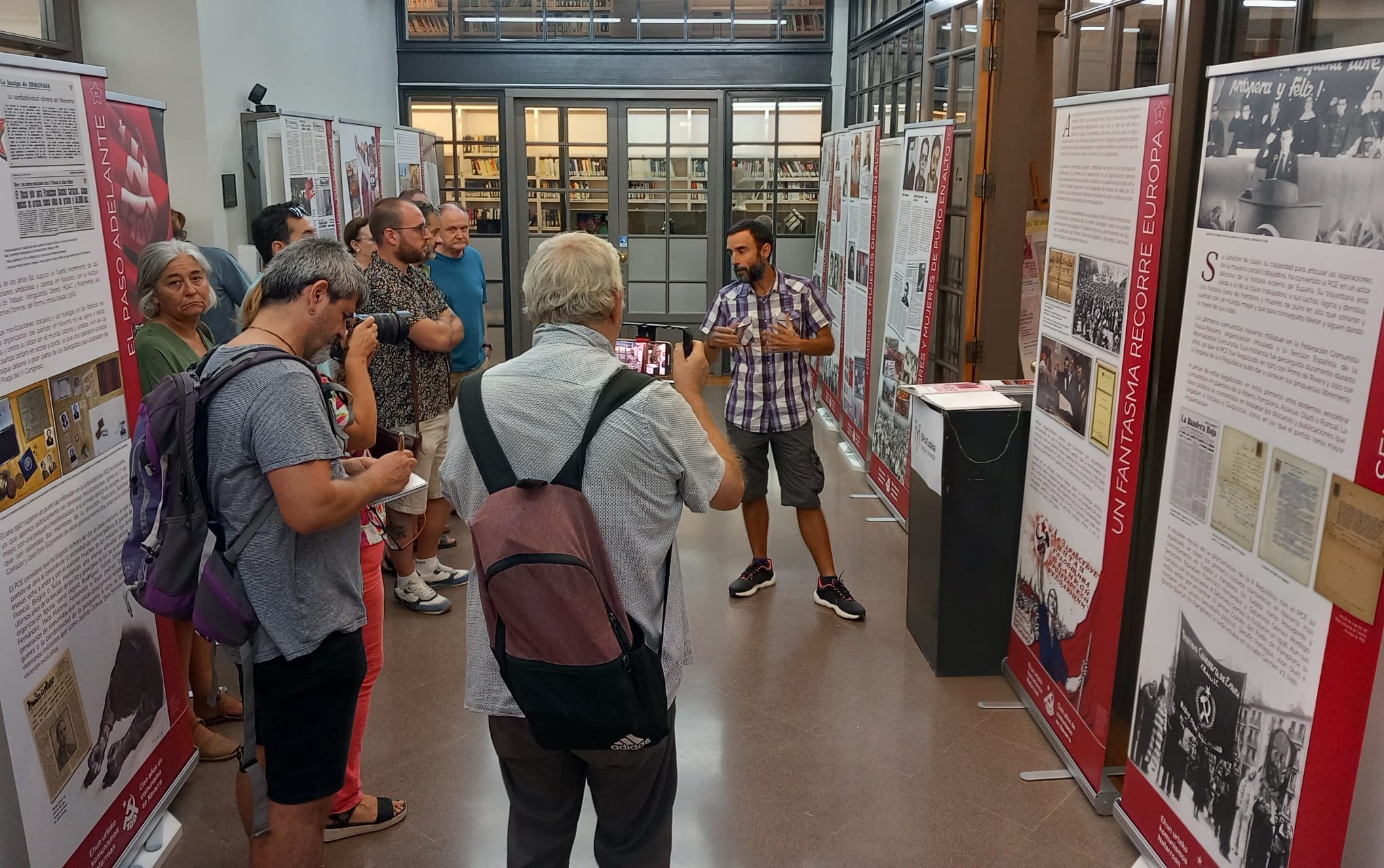 La Biblioteca Pública de Tudela acoge el mes de septiembre la exposición itinerante que resume los 100 años de comunismo en Navarra.